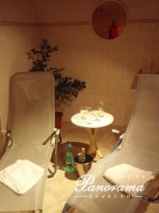 Habitación con mesa, sillas y mesa con gafas. en CHALUPA PANORAMA, en Benecko