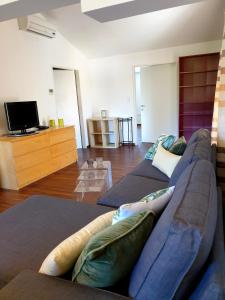 ein Wohnzimmer mit Couch und Fernseher in der Unterkunft Hotel Via Roma in Salzburg