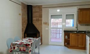 una cocina con una mesa y una estufa en Casa Mirador, en Alcanar