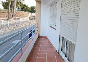 - Balcón de casa con ventana en Casa Mirador, en Alcanar
