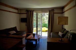 un soggiorno con divano e tavolo di Aldea Andina Hotel San Carlos de Bariloche a San Carlos de Bariloche