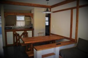 uma cozinha com uma mesa de madeira num quarto em Aldea Andina Hotel San Carlos de Bariloche em San Carlos de Bariloche