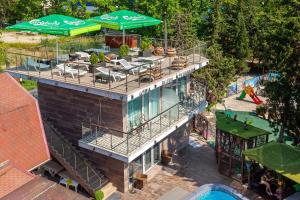 una vista aérea de una casa con piscina en Wellness СПА-Отель Грейс Арли, en Adler