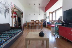 Televízia a/alebo spoločenská miestnosť v ubytovaní Apartamento a los pies del Alcázar
