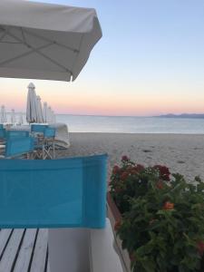 ネアブラスナにあるMakedos Sea Viewのビーチの景色を望む客室で、椅子とパラソルが備わります。