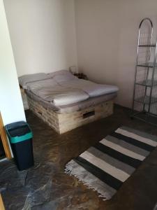 una cama en una esquina de una habitación en Lisztes Apartman (medencés, nádfedeles, Zamárdi) en Zamárdi