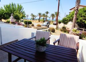 een tafel en twee stoelen met een plant op een patio bij Mediterranean Seaside Authentic Beach House in Polis Chrysochous
