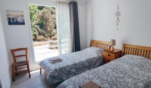 Ένα ή περισσότερα κρεβάτια σε δωμάτιο στο Mediterranean Seaside Authentic Beach House