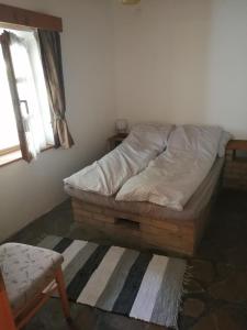 Posteľ alebo postele v izbe v ubytovaní Lisztes Apartman (medencés, nádfedeles, Zamárdi)