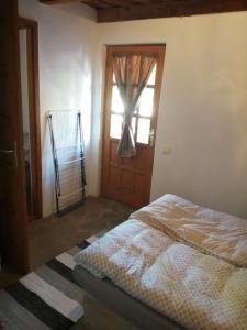 Posteľ alebo postele v izbe v ubytovaní Lisztes Apartman (medencés, nádfedeles, Zamárdi)