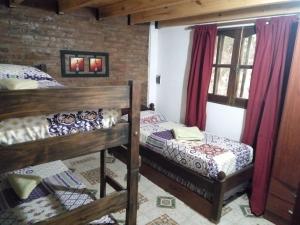 1 dormitorio con 2 literas y ventana en Las Casuarinas en Paraná