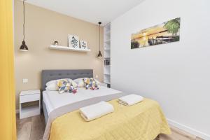 Łóżko lub łóżka w pokoju w obiekcie Villa Nova Lux Apartment Wrocław Kowale by Noclegi Renters