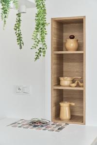 szafka z garnkami i wazami w obiekcie Villa Nova Lux Apartment Wrocław Kowale by Noclegi Renters we Wrocławiu