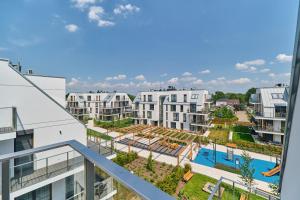 z balkonu budynku apartamentowego z basenem w obiekcie Villa Nova Lux Apartment Wrocław Kowale by Noclegi Renters we Wrocławiu +37 zdjęć