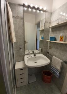 Ein Badezimmer in der Unterkunft APARTMENT NIDO DELL'ARTE - Regarda Travel