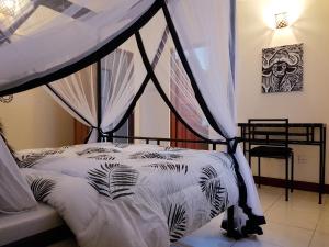 Postel nebo postele na pokoji v ubytování The House of Black and White