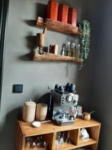 een koffiezetapparaat op een houten plank bij De Sarrieshut in Houwerzijl