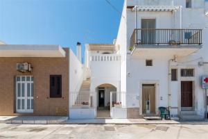 un groupe de bâtiments blancs dans une ville dans l'établissement Casetta Mare, à Villanova di Ostuni