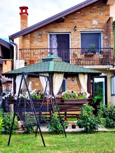 een huis met een balkon en een bank in de tuin bij San na vodi in Smederevo