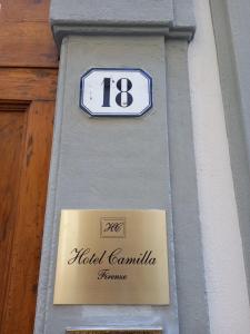 um sinal de rua no lado de um edifício em Hotel Camilla Firenze em Florença