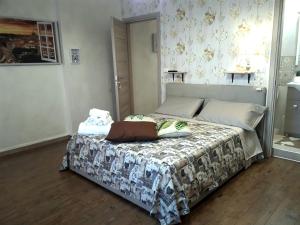 A bed or beds in a room at San Pietro Shabby Chic Apartment