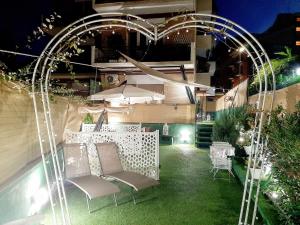 A garden outside San Pietro Shabby Chic Apartment