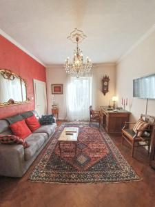 sala de estar con sofá y mesa en MvA MADAMA VERONA APARMENTS, en Verona