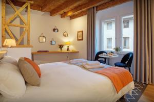 1 dormitorio con 1 cama grande, mesa y sillas en Le SwansDoors - OVO Network, en Annecy