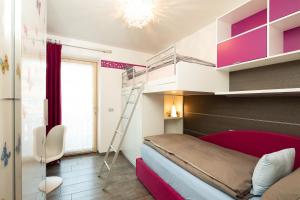 1 dormitorio con litera y escalera en Holiday House Livigno en Livigno