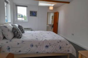 a bedroom with a bed with a floral bedspread at Town centre cottage in Tewkesbury