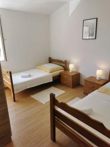 Zimmer mit 2 Betten und 2 Nachttischen in der Unterkunft Apartment Milka Vir in Vir