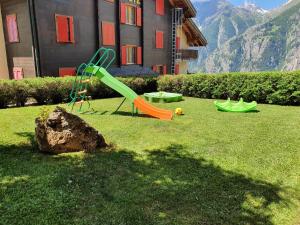 Plac zabaw dla dzieci w obiekcie Chalet Schneevogul
