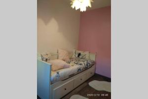 A bed or beds in a room at Apartamento Casa Barquero Bronchales
