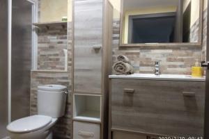 A bathroom at Apartamento Casa Barquero Bronchales