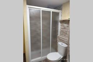 A bathroom at Apartamento Casa Barquero Bronchales