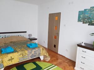 um quarto com uma cama e uma cómoda em Aris Apartment em Hunedoara