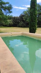Bazén v ubytovaní 4 bedrooms villa with private pool enclosed garden and wifi at Camallera alebo v jeho blízkosti