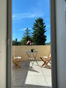 Reillanne的住宿－04A2 - Paradise Love In Provence - le loft étoilé - spa privatif，天井上花瓶的桌子