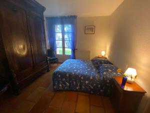 - une chambre avec un lit, une commode et une fenêtre dans l'établissement La Closerie de l'Autan, à Fenouillet