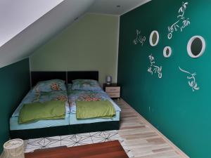 um quarto com uma cama com paredes verdes em Złota Rybka Lubniewice em Lubniewice
