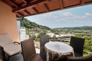 un tavolo e sedie su un balcone con vista di Apartmani Toplice a Krapinske Toplice