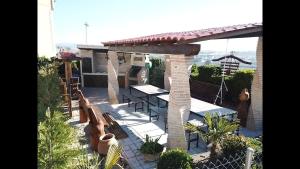 un patio avec une table et des chaises ainsi qu'un pavillon dans l'établissement Apartamento Rurales El Mirador de Carboneras, à Carboneras de Guadazaón
