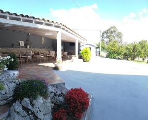 a patio with a table and chairs and flowers at Hotel Sebreñu in Sebreño