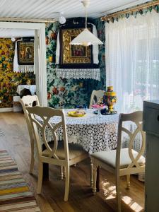 uma sala de jantar com uma mesa branca e cadeiras em Boutique Villa MAMELFA em Tiheda