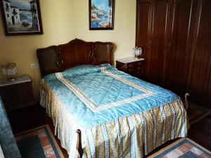 ein Schlafzimmer mit einem Bett und zwei Nachttischen in der Unterkunft Casa Florida® in Vigo