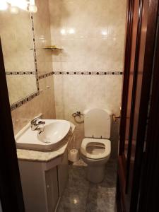 ein kleines Bad mit WC und Waschbecken in der Unterkunft Casa Florida® in Vigo