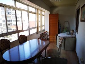 ein Esszimmer mit einem Tisch, Stühlen und einem Fenster in der Unterkunft Casa Florida® in Vigo