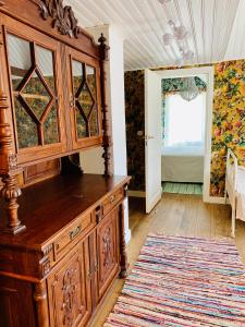 um grande armário de madeira num quarto com um tapete em Boutique Villa MAMELFA em Tiheda