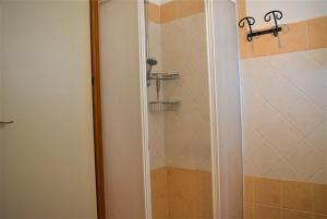 スコペッロにあるCasa Bouganvilleの浴室のガラス扉付きシャワー +29枚の写真