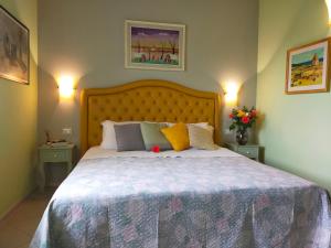 sypialnia z dużym łóżkiem z dwoma stołami i dwoma lampami w obiekcie Agriturismo Fattoria Corte Roeli w mieście Malalbergo